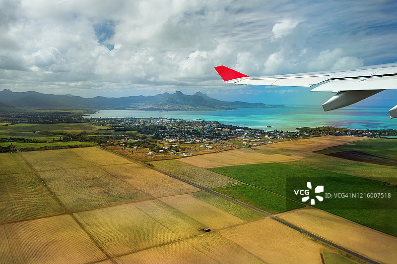 毛里求斯海滩岛鸟瞰图，色彩斑斓图片素材