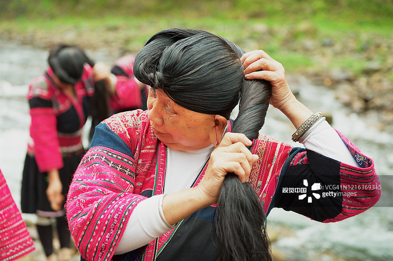 中国龙脊村的妇女梳着长发。图片素材
