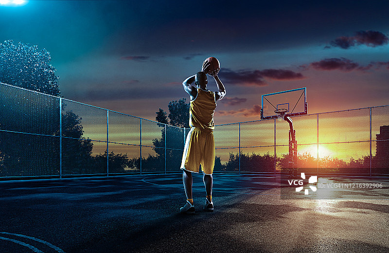 操场上的篮球运动员图片素材