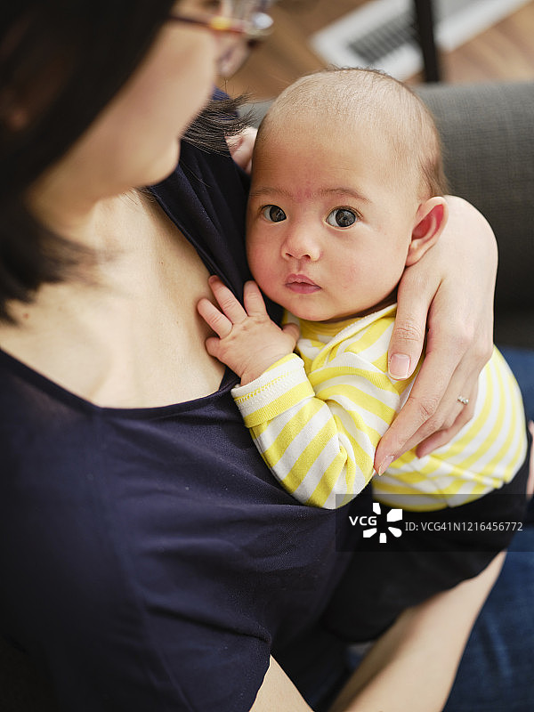 日本母亲母乳喂养她的孩子图片素材