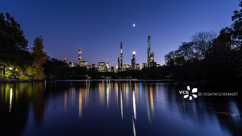 中央公园湖天际线反射-纽约图片素材