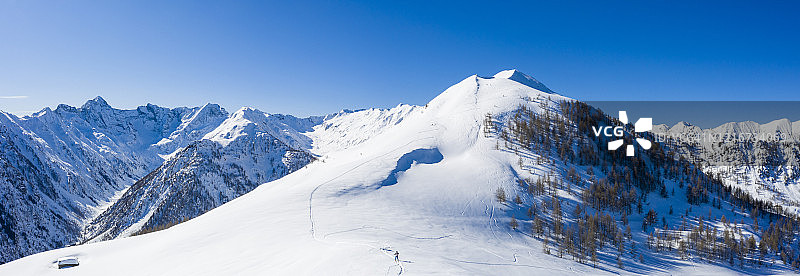 滑雪者在冬季以雪山为景观。图片素材