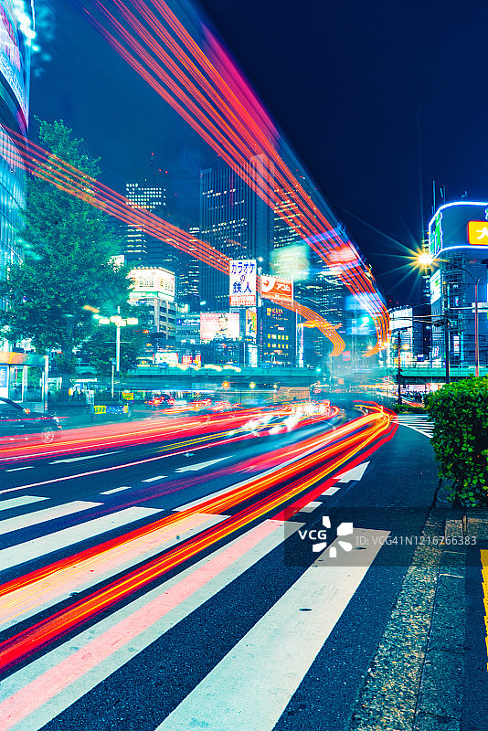 日本东京新宿的一条拥挤的街道。图片素材