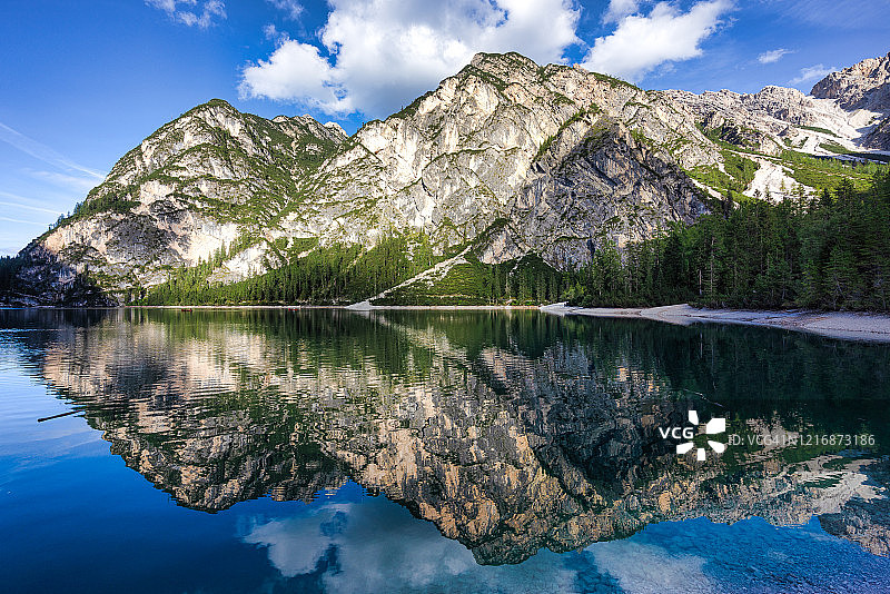 意大利南蒂罗尔布雷斯湖的山影图片素材
