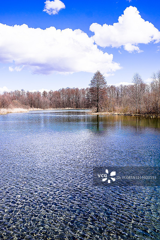风景与蓝色湖喀山市附近，鞑靼斯坦，俄罗斯。宁静的场景。图片素材