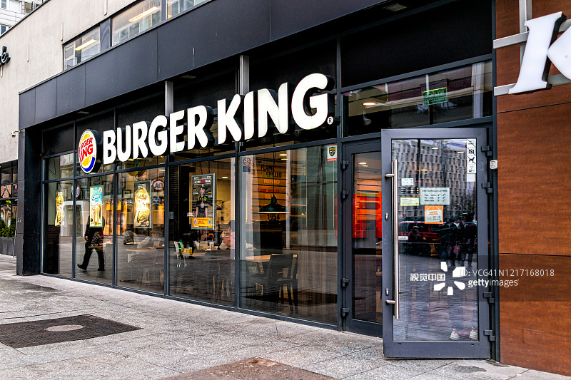 汉堡王快餐连锁店在华沙市中心的标志标志图片素材