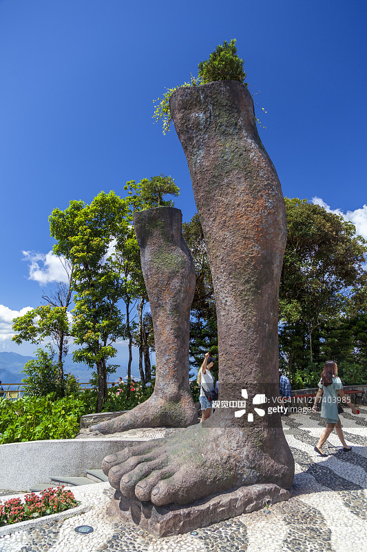 越南岘港巴那山金桥旅游胜地，以人体部位的石雕艺术为形式。图片素材