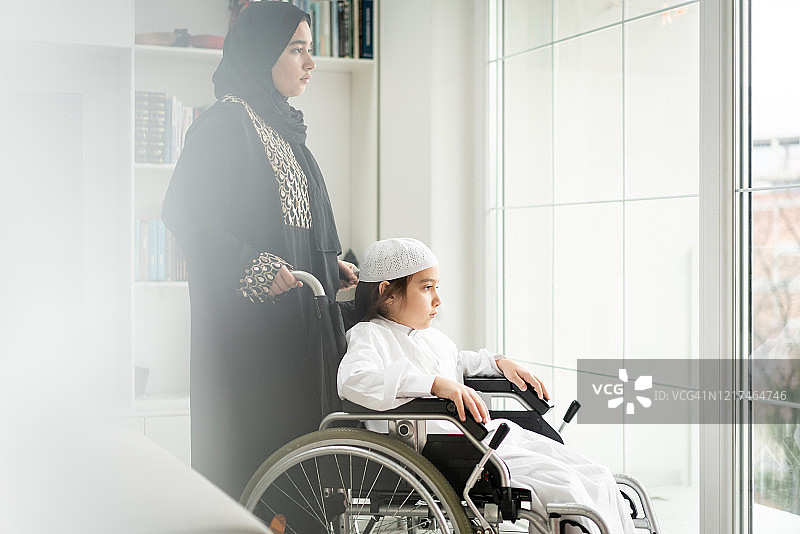 阿拉伯轮椅儿童和母亲在家图片素材
