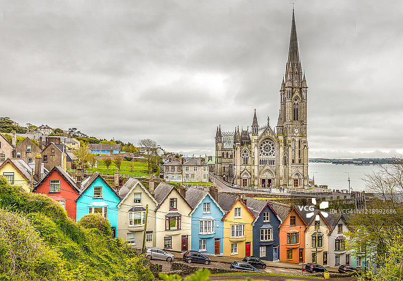爱尔兰科夫大教堂和彩色房屋的鸟瞰图图片素材