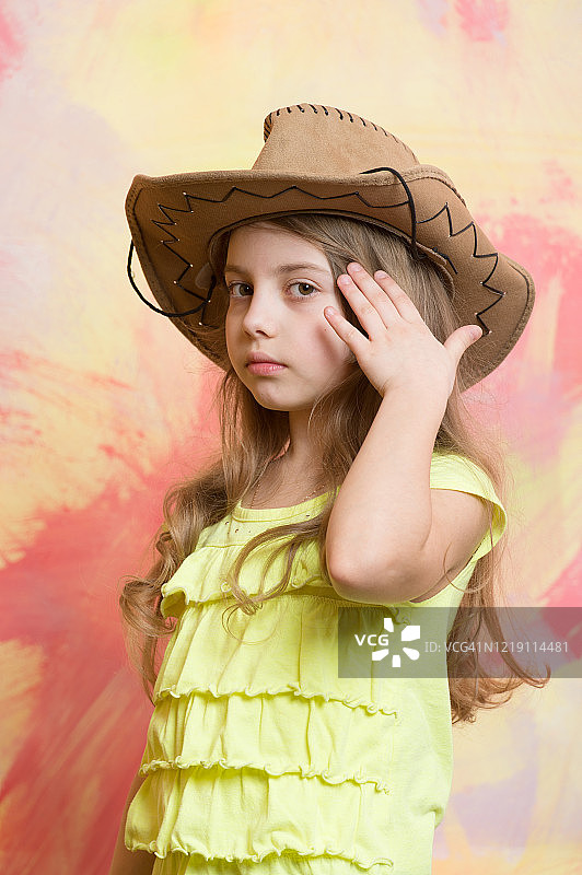 可爱的小女孩可爱的脸在西部牛仔帽图片素材
