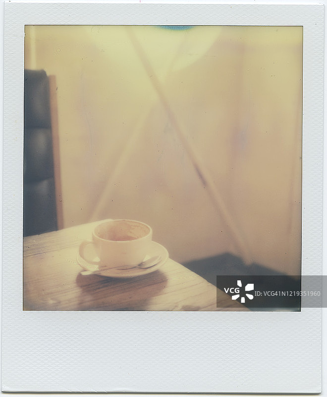 咖啡桌和咖啡杯的宝丽来照片图片素材