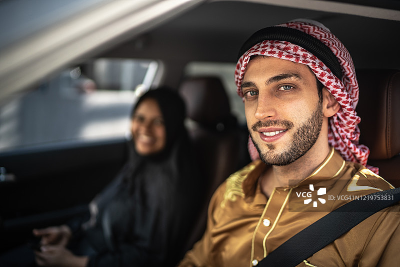阿拉伯中东夫妇在车里图片素材