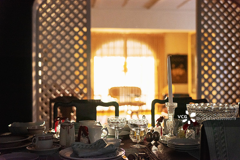 阳光照在家庭餐厅的餐桌上图片素材