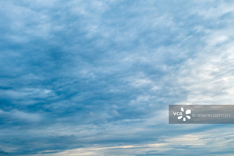 白云和美丽的蓝天背景。图片素材