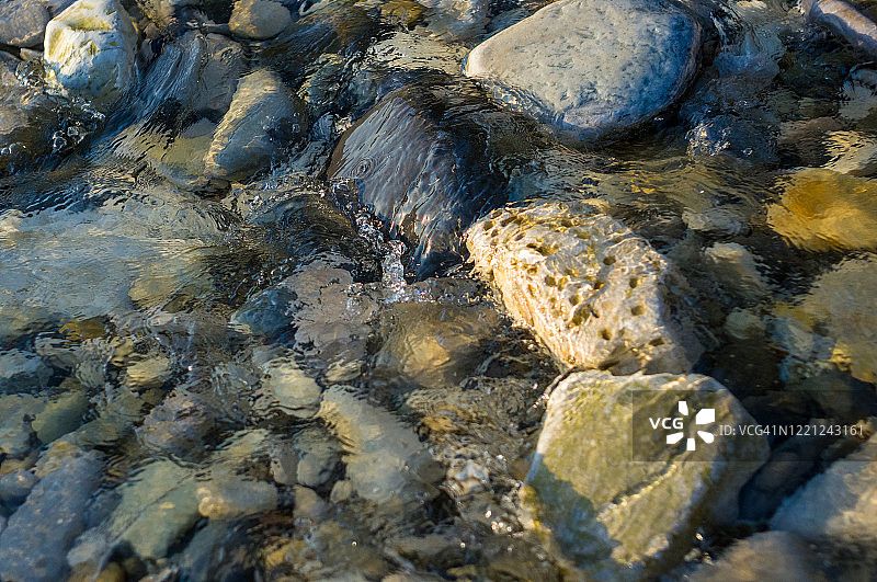 43、沙滩上的卵石卵石，海浪翻滚着泡沫图片素材