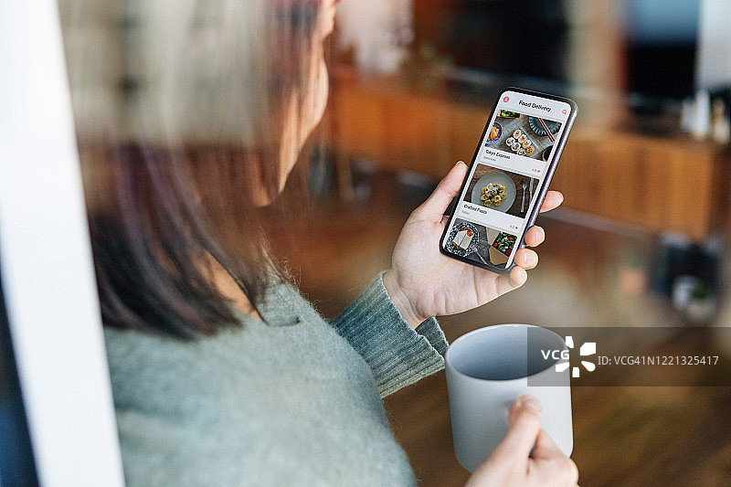 用智能手机在家在线订餐图片素材