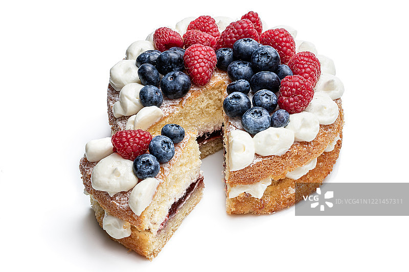 维多利亚海绵蛋糕，上面有掼奶油和浆果孤立在白色图片素材