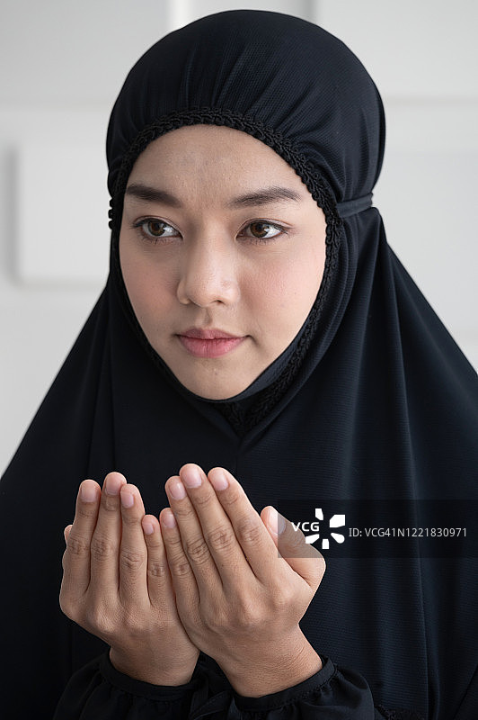 亚洲年轻的穆斯林美丽的女人祈祷。图片素材