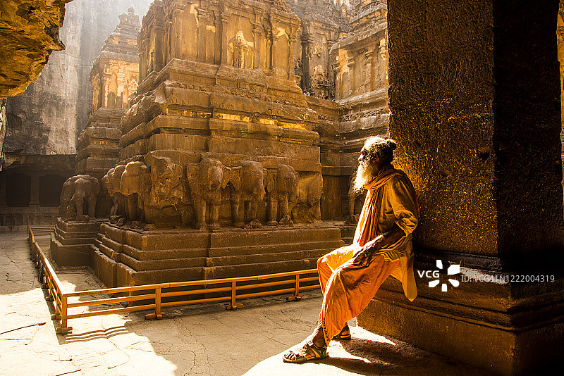 印度教僧人参观凯拉萨神庙，艾罗拉洞穴，联合国教科文组织世界遗产。图片素材