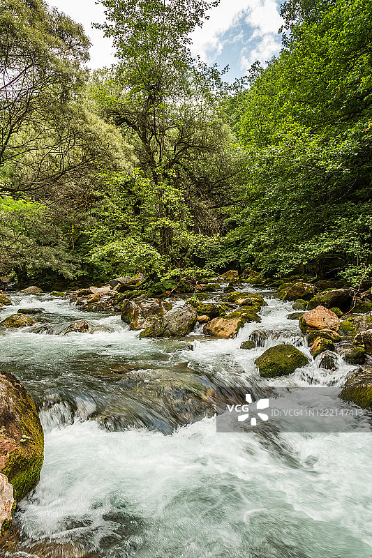 马夫罗沃国家公园里的Radika河图片素材
