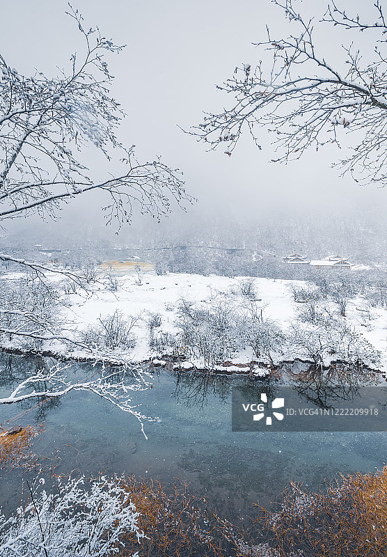 美丽的自然景观黄龙和九寨沟国家公园与惊人的雪在中国四川图片素材