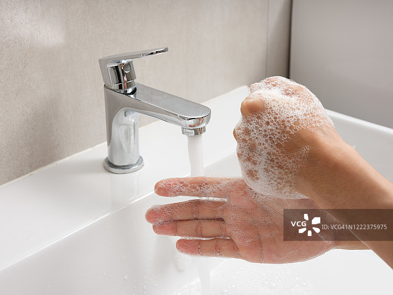 用肥皂和水洗手的正确方法图片素材