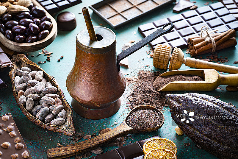 巧克力可可古董铜壶与可可豆荚和豆图片素材