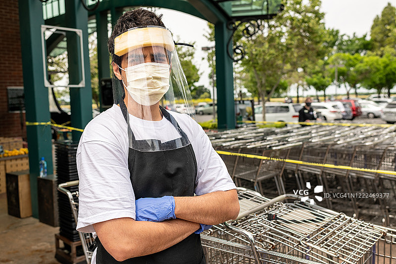 超市员工戴口罩和乳胶手套以防感染图片素材
