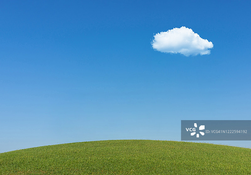 完美的绿色草地和蓝天白云图片素材
