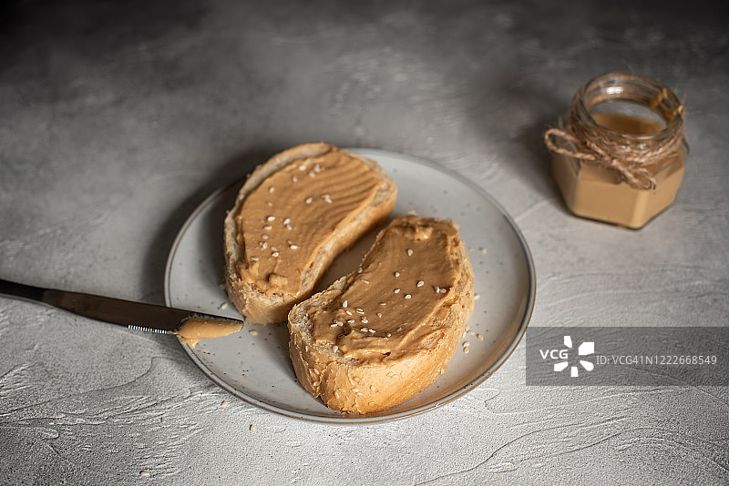 花生黄油三明治或吐司在轻木背景图片素材