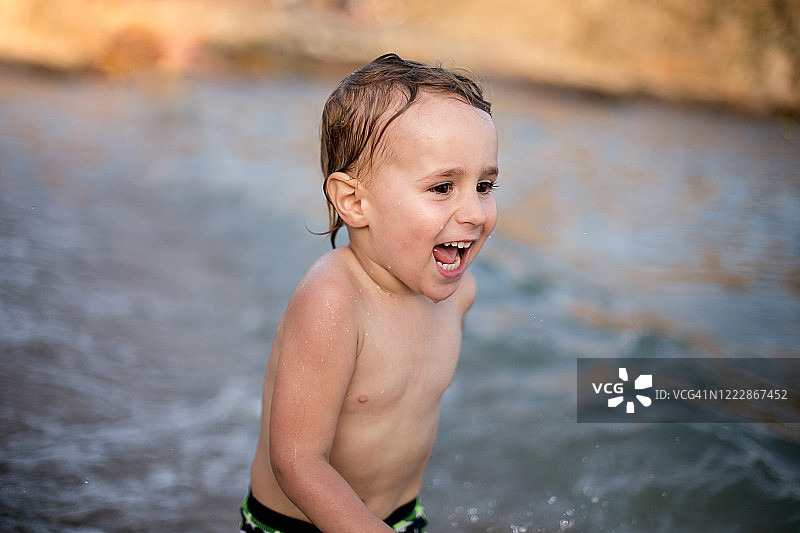 海滩上兴奋的男孩图片素材