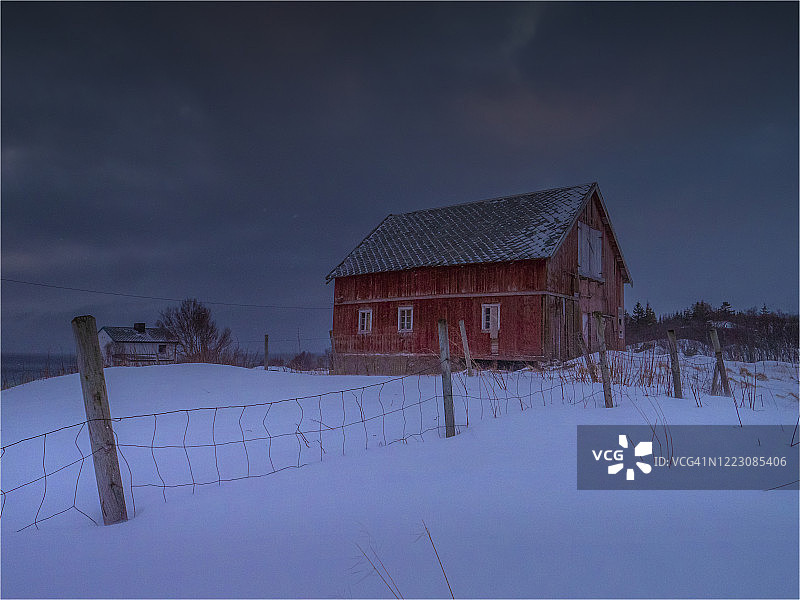 挪威北极圈Senja岛的斯特朗兰德塞德特，冬日的阴霾和飘落的雪花图片素材