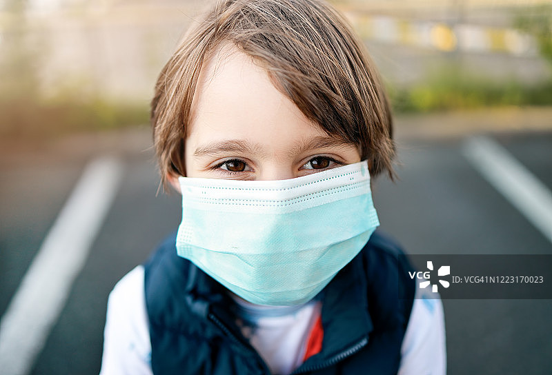 小男孩在新冠肺炎大流行期间戴医用口罩图片素材
