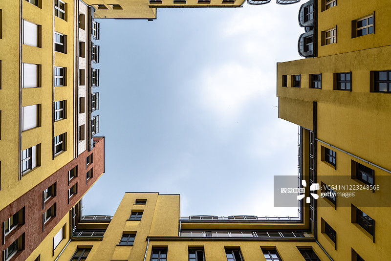 柏林Quartier Schutzenstrasse的彩色住宅庭院图片素材