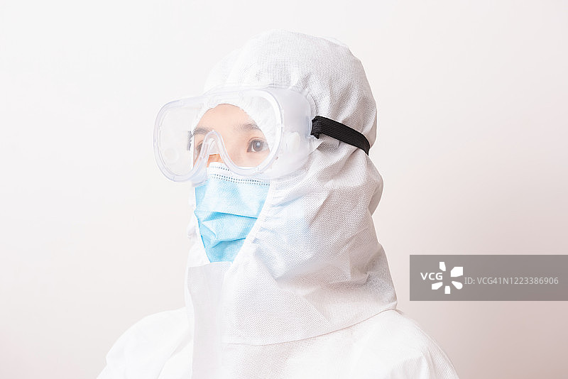 女医生或科学家穿全套防护服，防止病毒感染图片素材