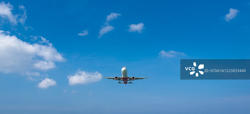 飞机从泰国普吉岛迈考海滩的普吉岛国际机场降落图片素材