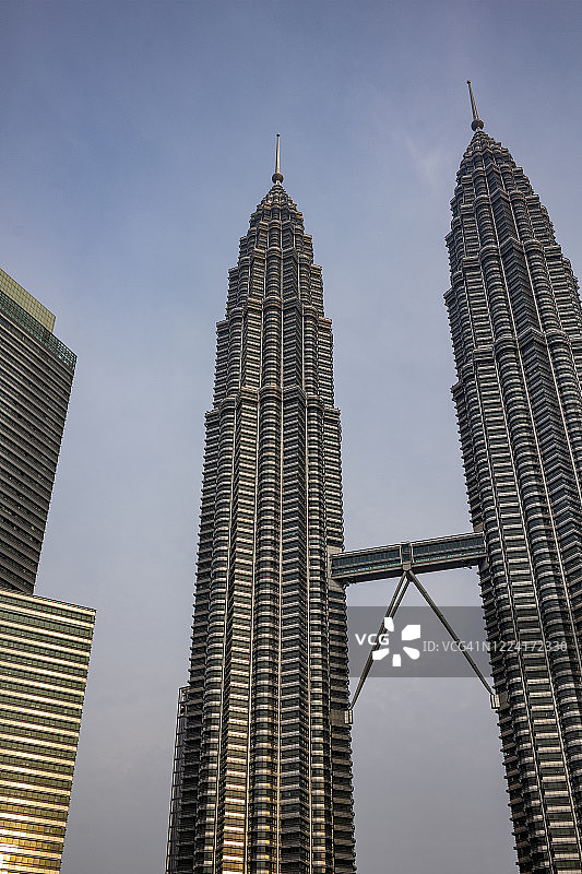 仰望吉隆坡的双子塔图片素材