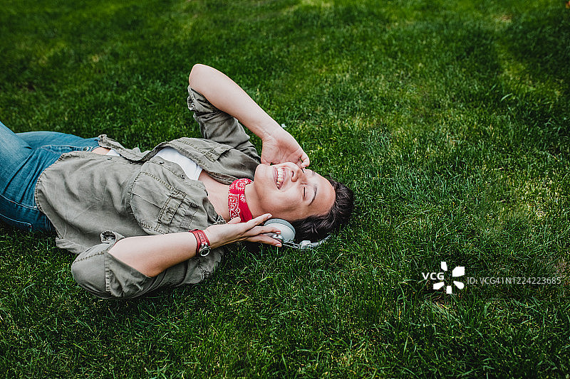 年轻女子在草地上休息图片素材
