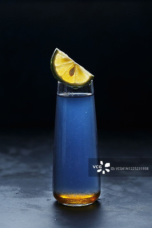 配柑橘装饰的蓝色鸡尾酒图片素材