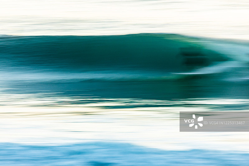 运动模糊一个干净的海浪与冲浪者图片素材
