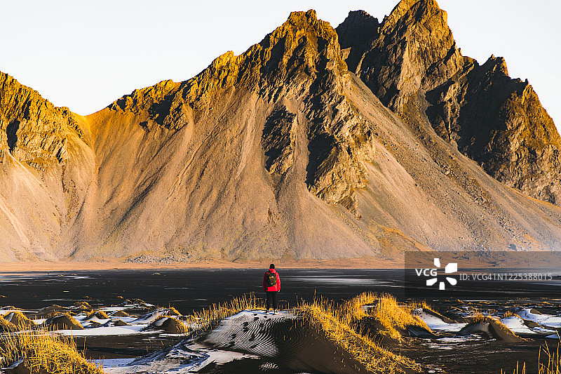 风景秀丽的冰岛星球，阳光灿烂的日出图片素材