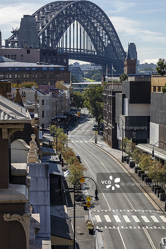 澳大利亚新冠肺炎大流行期间的悉尼海港大桥和空荡荡的城市街道图片素材