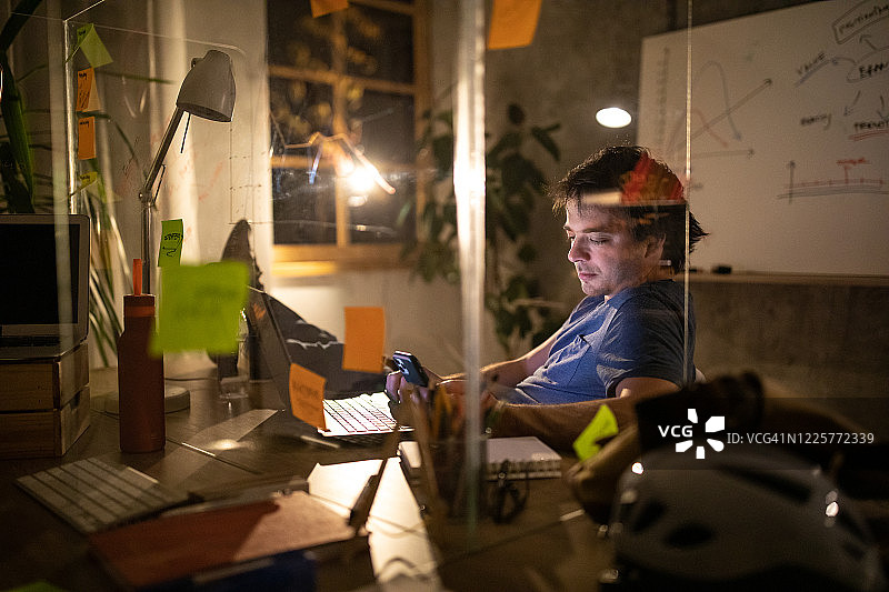 男人放松和上网在办公室深夜工作图片素材