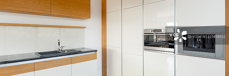 白色厨房与木制元素，全景图片素材