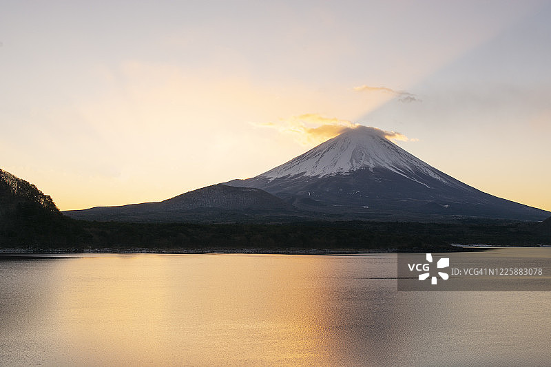 日本冬季，日出即将从富士山后面离开图片素材