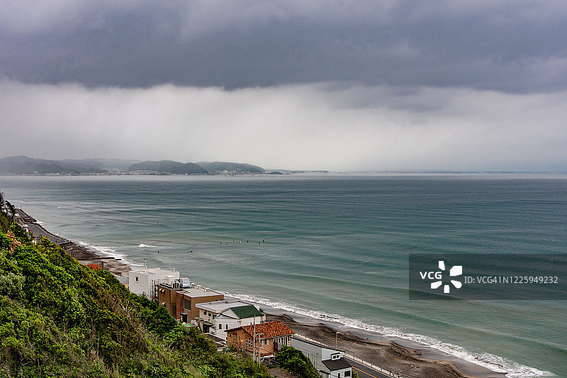 日本神奈川县的海滩上下着阵雨图片素材