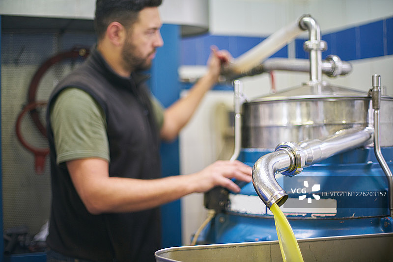 特级初榨橄榄油生产图片素材