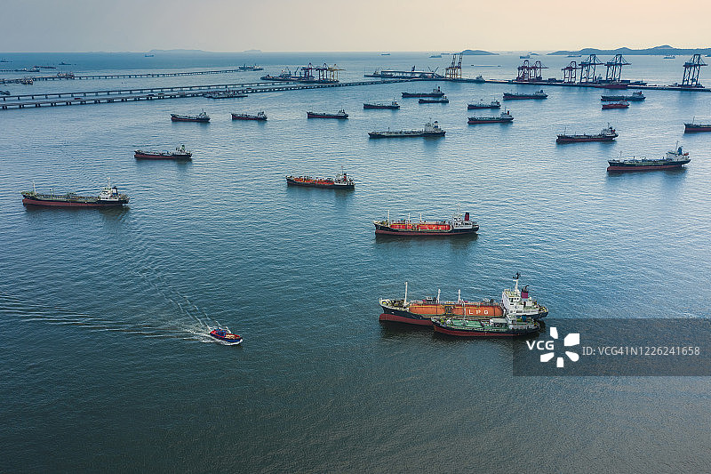鸟瞰图油船停泊在海上等待装卸油码头从炼油厂在海上运输。图片素材