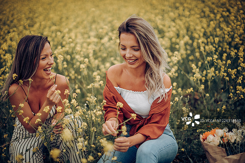草地上微笑的女人图片素材