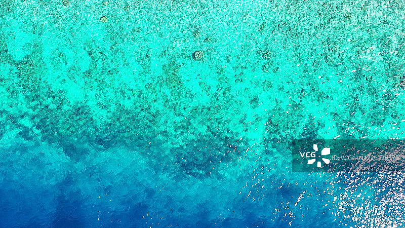 热带珊瑚礁水的质地。蓝绿色的太平洋图片素材
